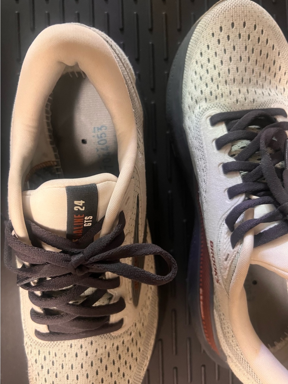 Brooks Women's Adrenaline GTS 24 GREAT CONDITION! - Picture 6 of 8